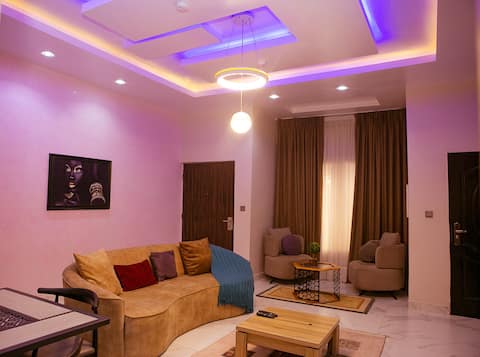 A luxury 3 bedroom bungalow. Access to Gym, pool.