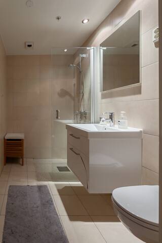 Best location. Apt. Tjuvholmen. Short/ long term. gallery image 5