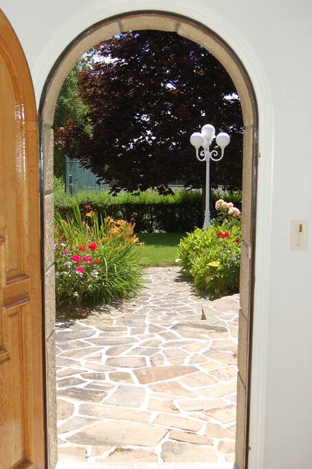 Entrée donnant sur jardin fleuri
