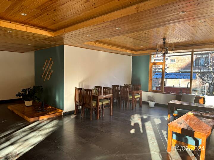 Attic Vintage - River View Room @Ninyanways - Manali