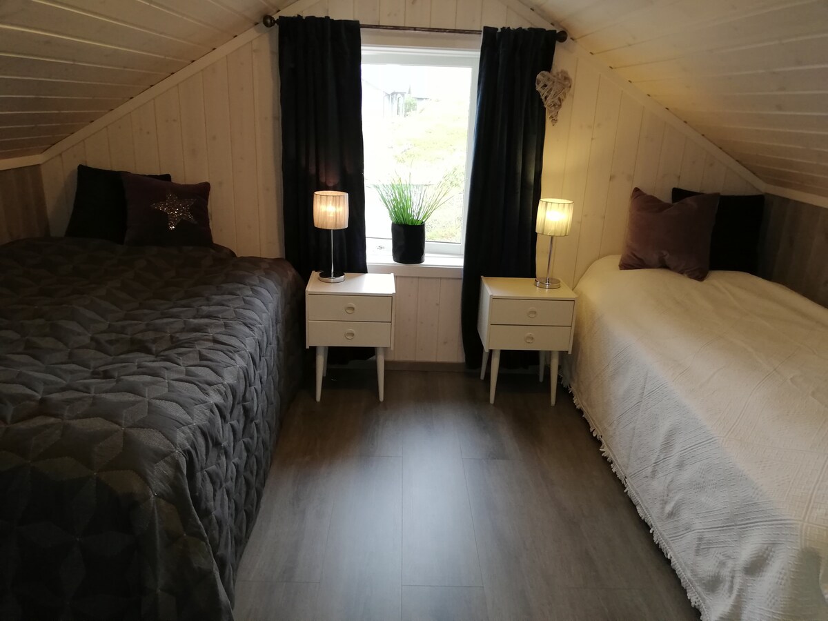 เตียงหนึ่งกว้าง 120 ซม. อีกเตียงกว้าง 90 ซม.
