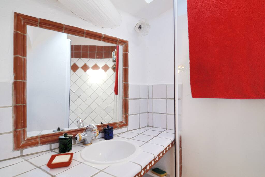 Salle de bain avec douche