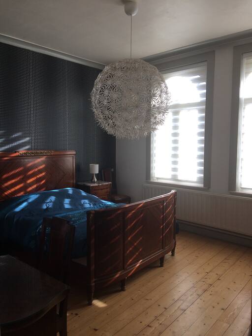 Tweepersoonskamer met zicht op toren St-Walburga. Chambre Lit Queen-Size (lit 2p), vue tour St-Walburga. Double room Queen-size bed with view on St-Walburga belltower.