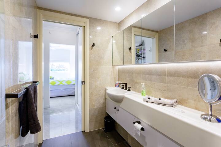 Luxury Waterfront 3BR Apartment gallery image 5