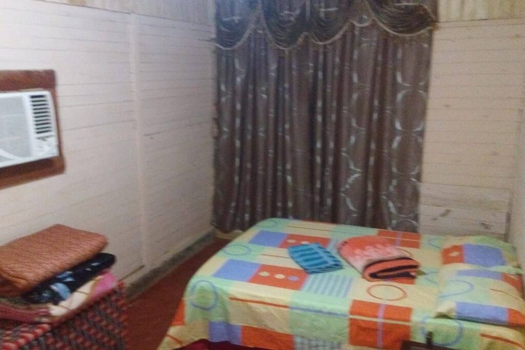 Dormitorio con cama matrimonial