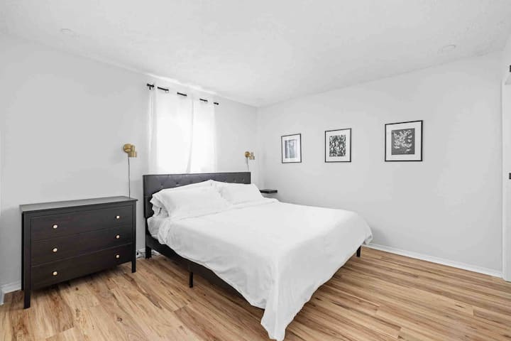 تحتوي هذه الغرفة على سرير كبير وحمام داخلي بنصف حمام. 