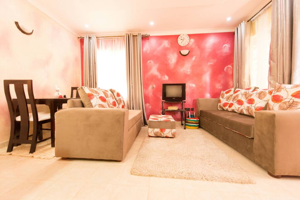 Sitting area with a dining area for two.
Tv with cable TV.
WiFi strong area.