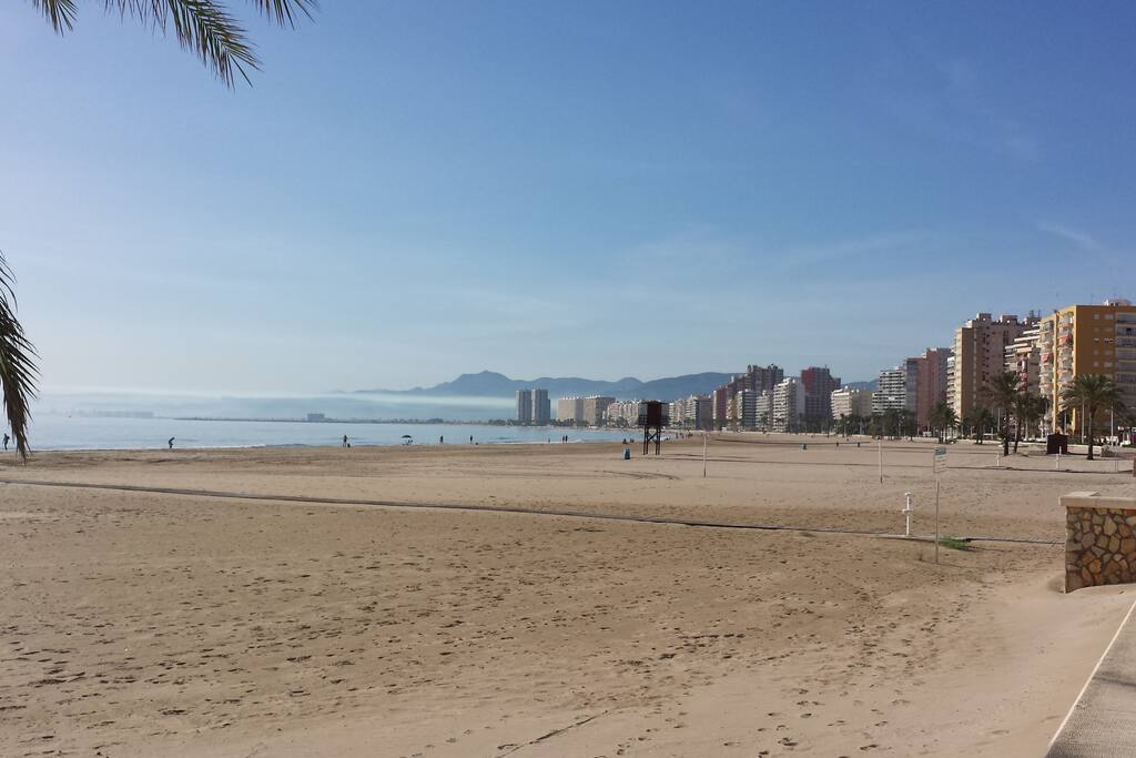 Playa de arena fina y aguas tranquilas
