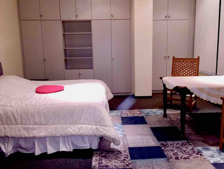 Dormitorio grande para 2 personas con cama de 1,80 x 2 m
