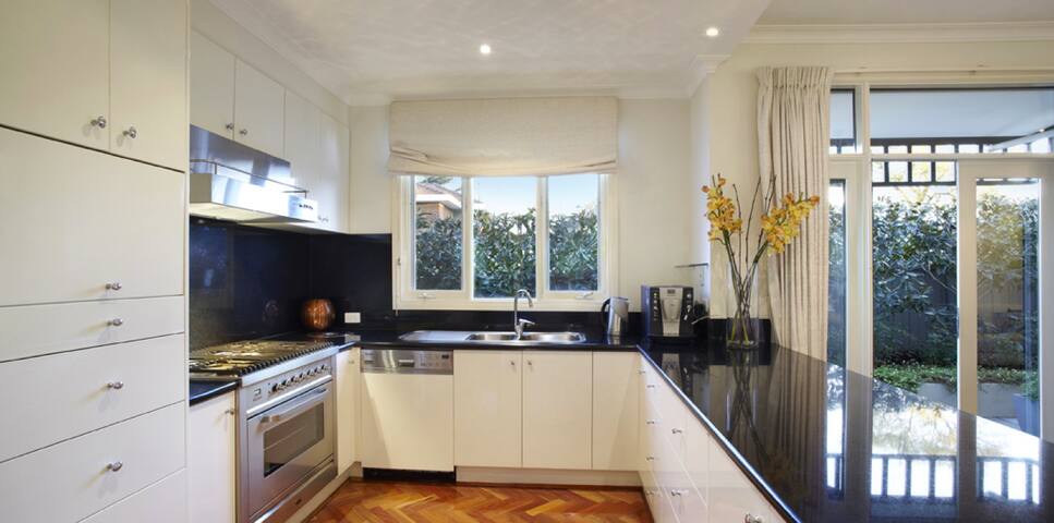 LUXURY TOWNHOUSE gallery image 5