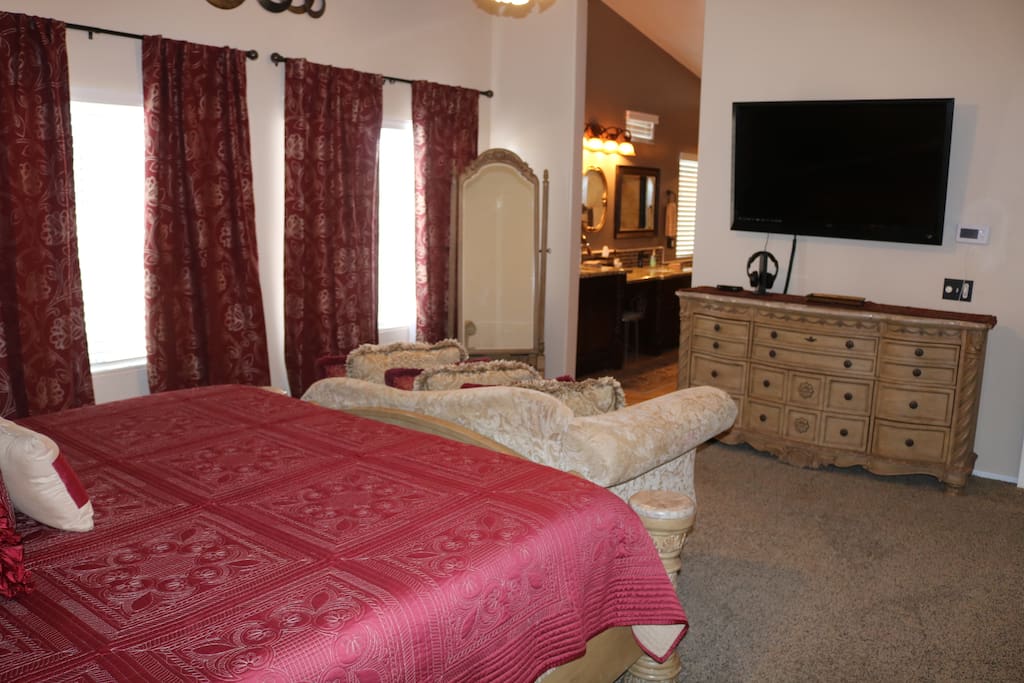 Bedroom # 1 (Upstairs): Master Bedroom with Luxury Master Bath Tempurpedic memory foam bed that is adjustable