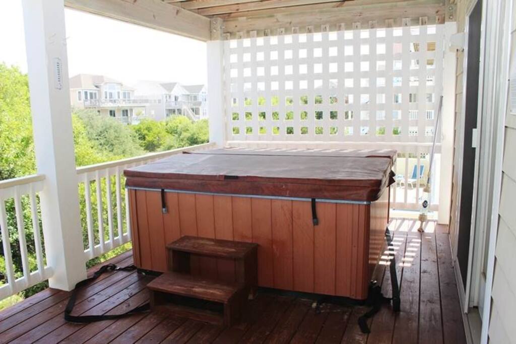 Furniture,Indoors,Room,Chest,Yard