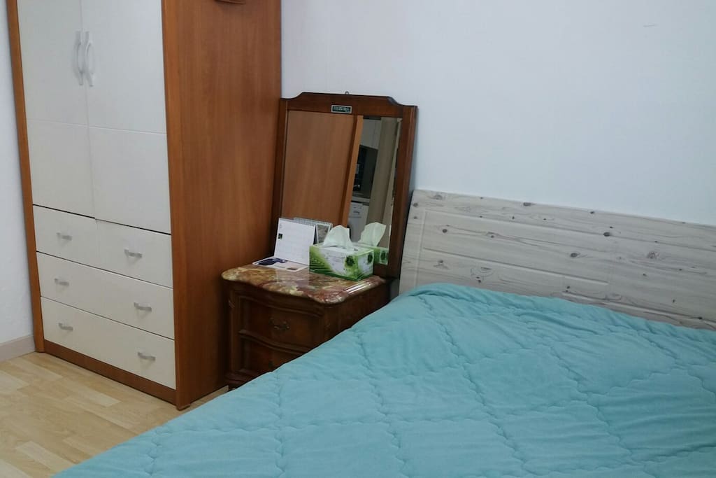 Room 1: closet, mirror, double bed