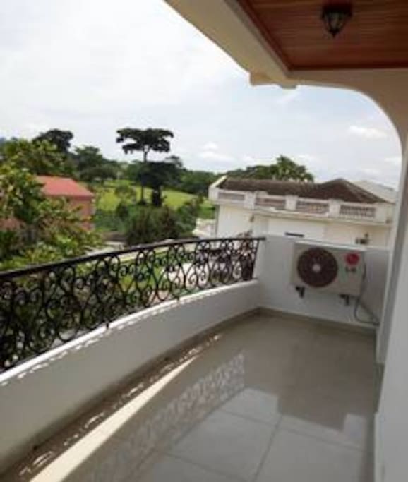 Large balcon avec vue sur le Golf Club