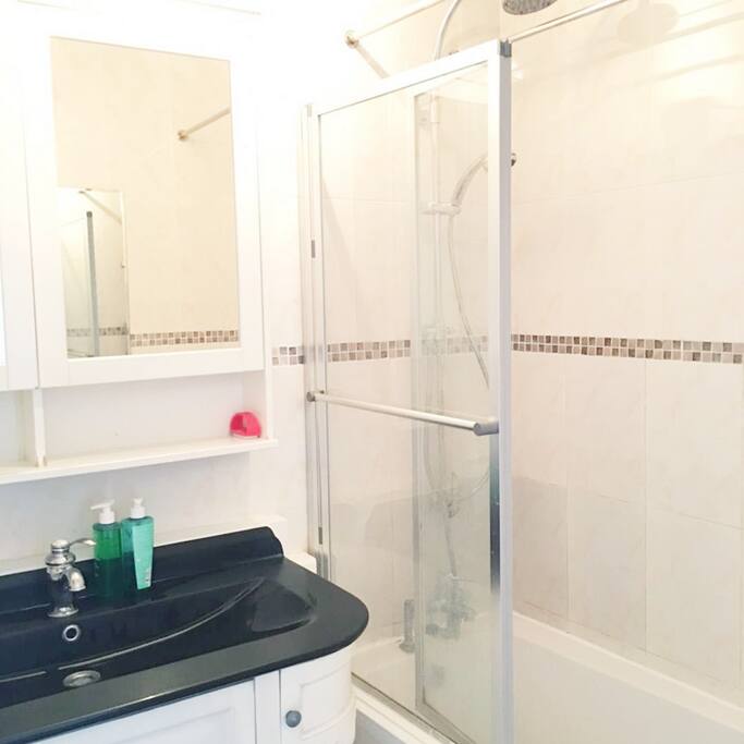 la salle de bain commune (éclaration spéciale - nettoyage tous les 2 heures)