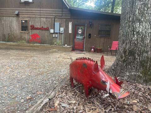 RUSTIC RAZORBACK CABIN