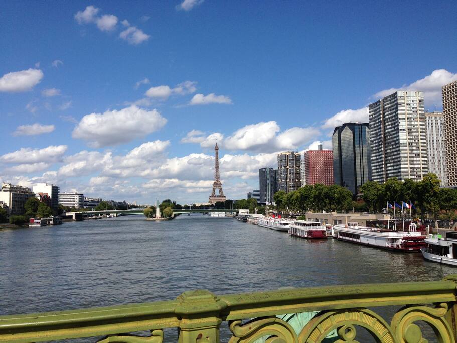 La Tour Eiffel vue du Pont Mirabeau...Notre immeuble est sur la droite
