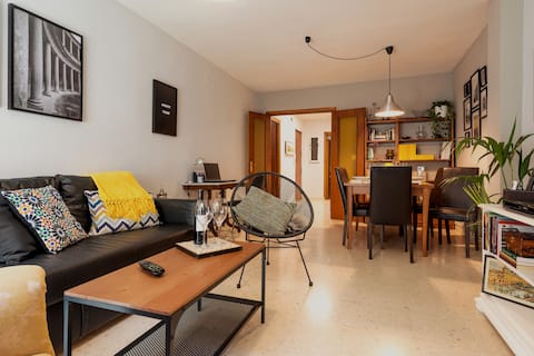 Great apartment in the center, 120 meters. Parking included.