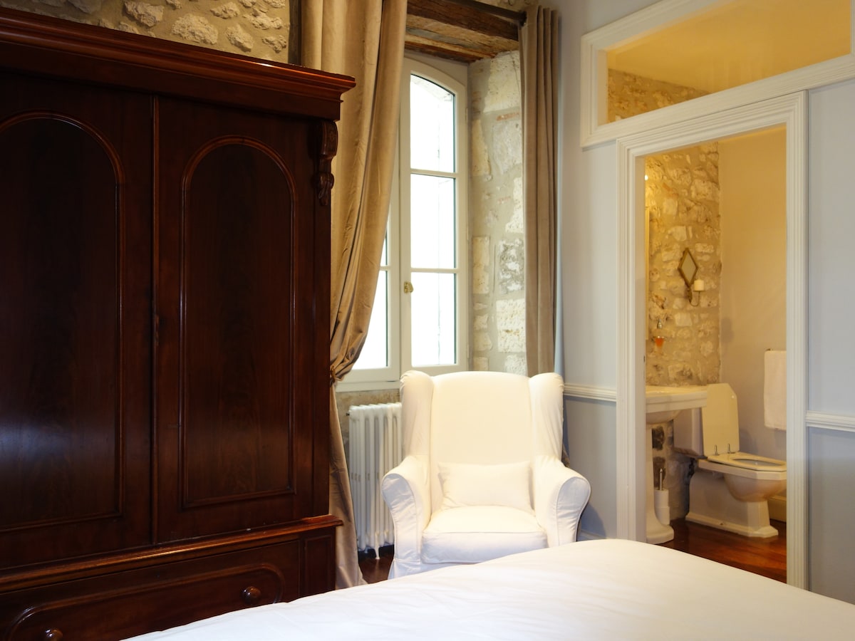 Chambre Gris - XL King และห้องน้ำในตัวสไตล์วิกตอเรีย