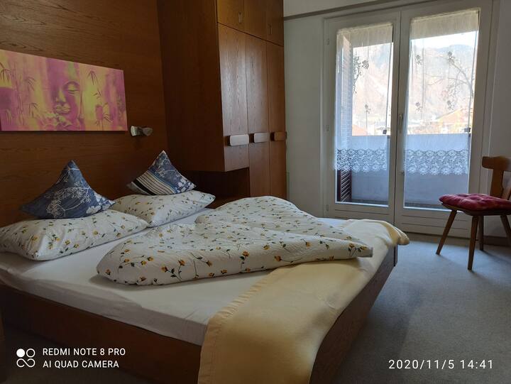 Schlafzimmer mit Ostbalkon-Camera da letto con balcone verso est