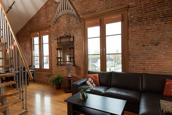 Historic Loft style Apartment Downtown Kingston