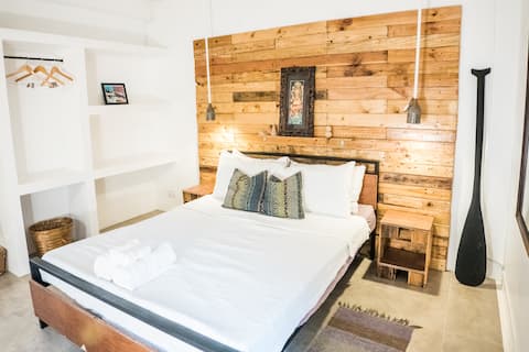 Piti Nest SRR: Pet Friendly, Wi-fi, Monkeys, Bats!