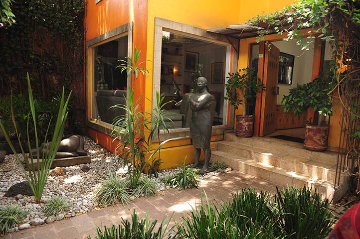 Fantastic home with garden in Mexico City downtown gallery image 2