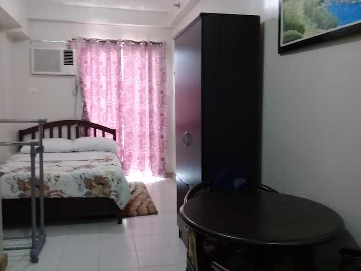 Smještajni objekt Gary's Condo @Camella Northpoint nalazi se u Davao Cityju, 12 minuta hoda od trgovačkog centra Abreeza Mall, a u sklopu njega nalazi se i fitness centar.