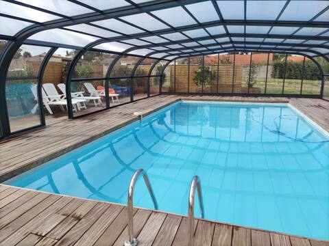 House with pond and pool, 10 minutes from the beaches