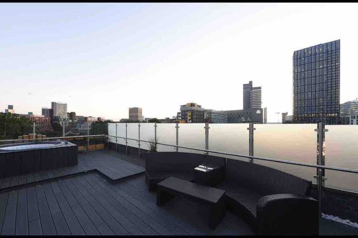 Swan Street Townhouse(Slps23) Roof Terrace hot tub gallery image 5