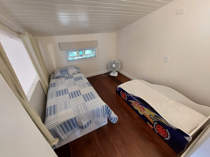 Het heeft geen airconditioning, maar wordt opgefrist door de airconditioning van de mesanine omdat het een zijspanne heeft.