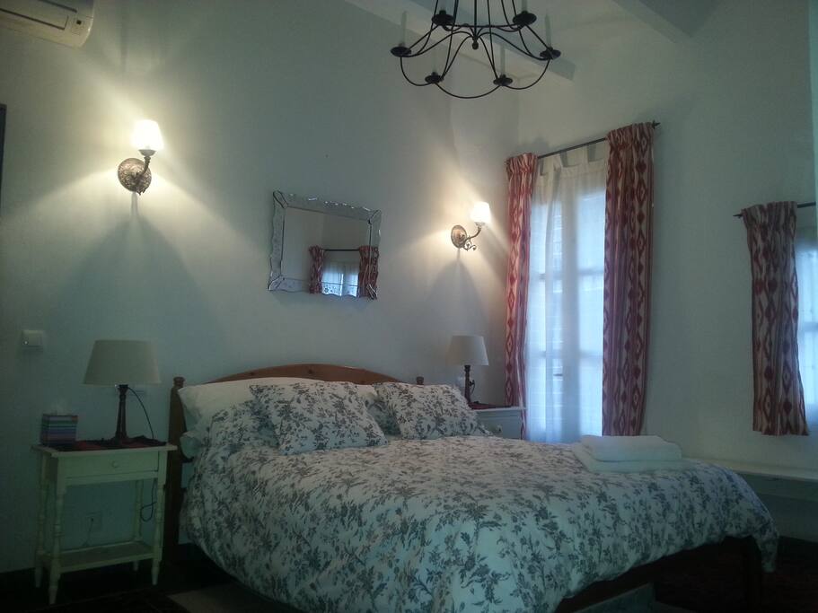 Lovely light double room en suite, king size bed, it is at the front of the house and can be noisy early morning because it is next to the road.