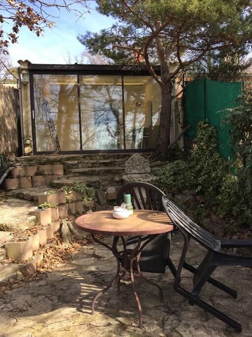 Terrasse dans un nid de verdure