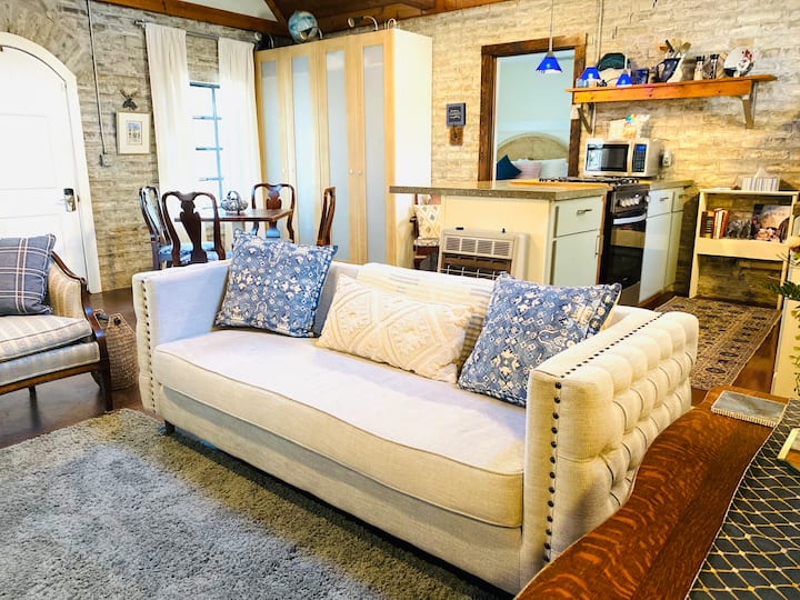 Come sit and read, relax, nap, watch TV, work…. It’s your getaway decision at The Sanctuaire Atelier cottage!