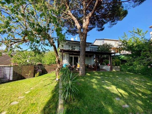 House with Bosphorus view and private garden gallery image 4