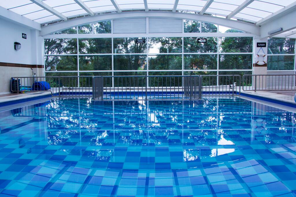 PISCINA INTERIOR CLIMATIZADA