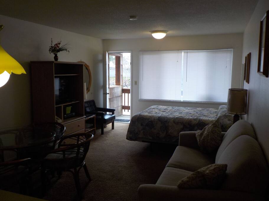 Living Room/Bed