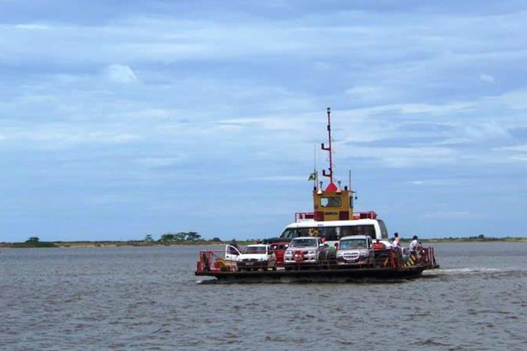 balsa atravessa o Rio Ribeira rumo a Jureia