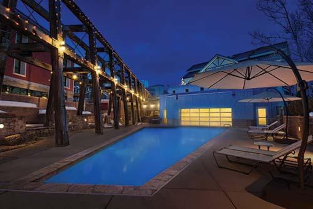 Outdoor pool and hot tub, BBQ grills