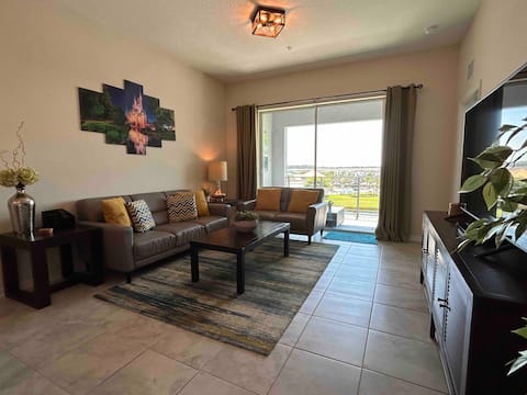 Successful Airbnb property: Top Floor Condo Lake View near Disney Storey Lake in Hunters Creek