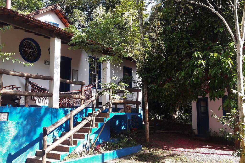 Entrada da casa com um lindo pé de jambo rosa <3