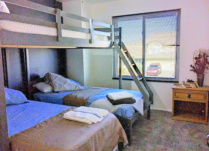 1号卧室配有三层双层床（ 1张双人床）、枕头和毯子