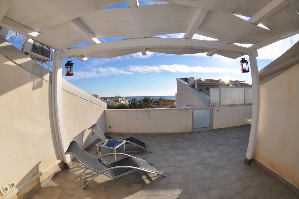 Terrazzo con solarium e barbeque.