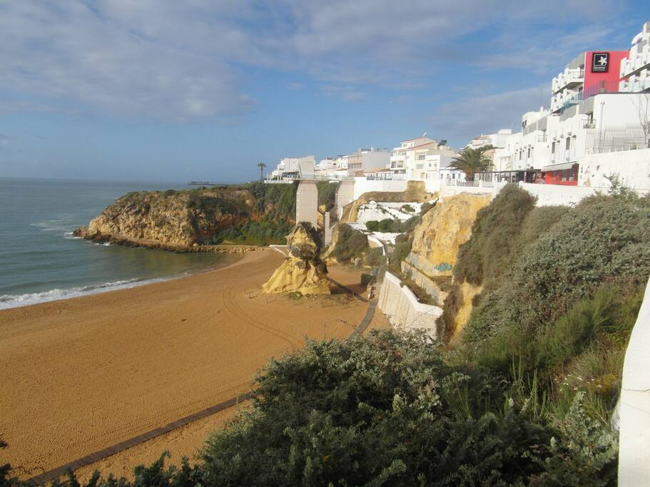 la plage et l'ascenseur à 2 pas du studio
