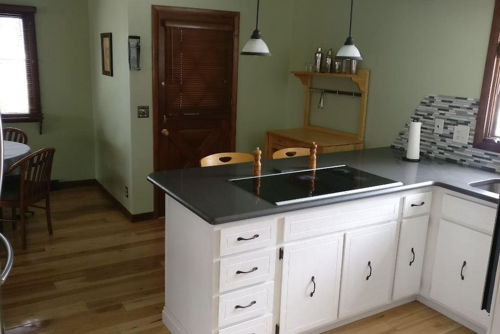 Kitchen and Breakfast Bar