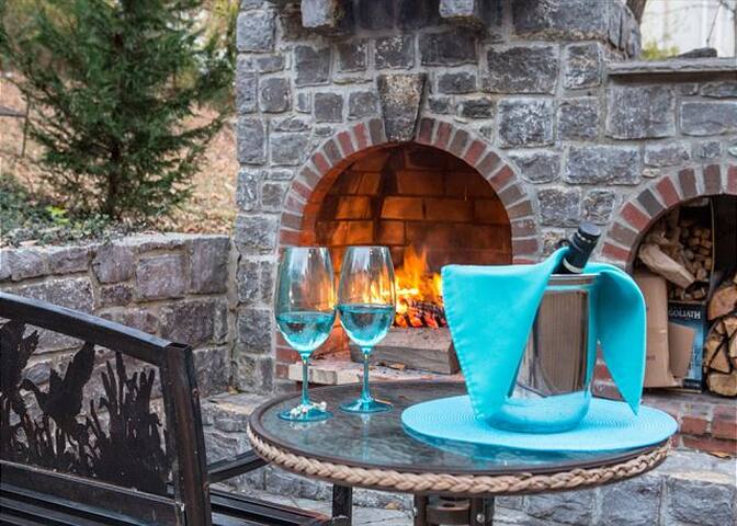 Hurry! Rare Oct WkEnd Open Cozy Fireplace & Spa! gallery image 3