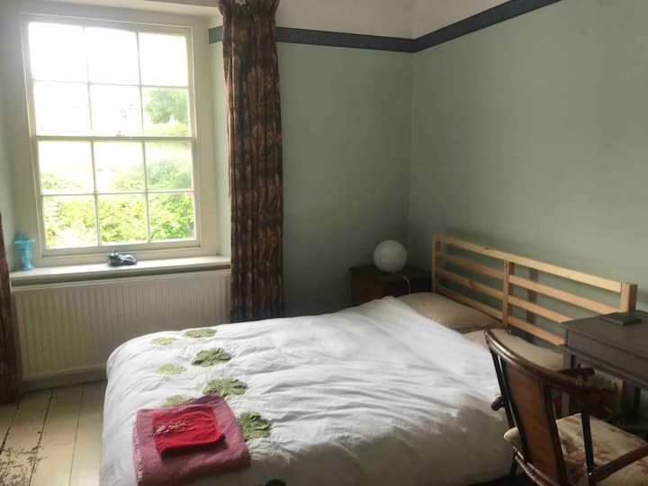 First Floor Double Bedroom In Comfortable Home. - Clifton