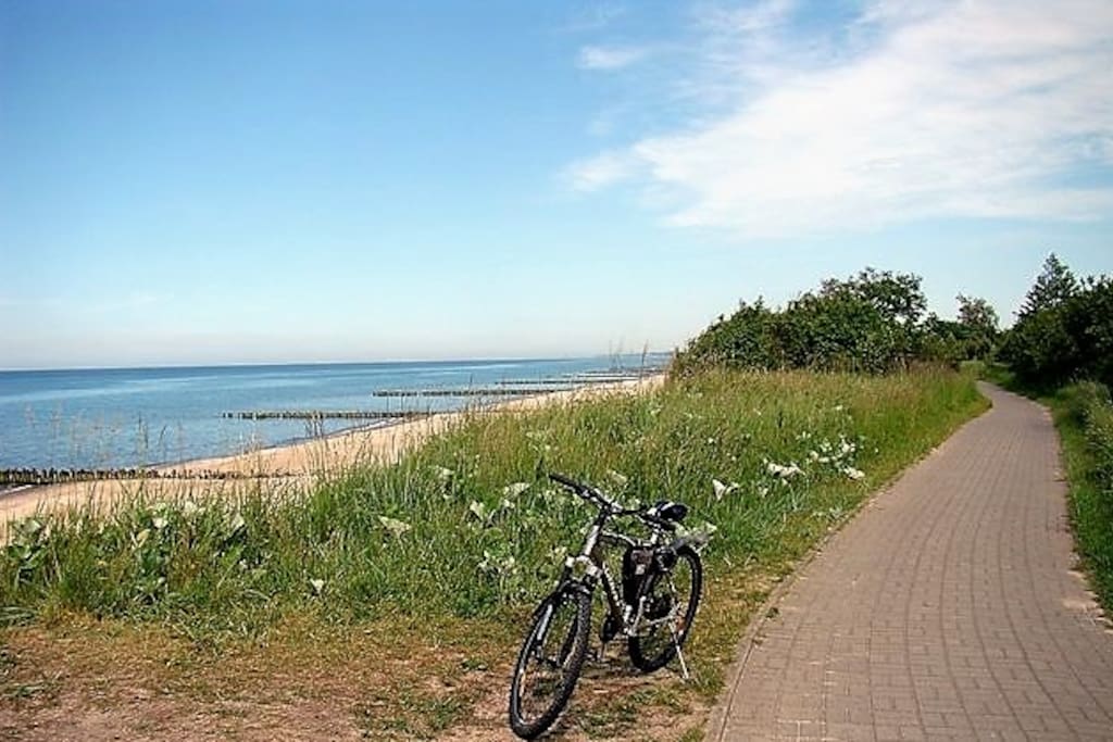 A lo largo de la costa hay un carril bici (40 km) que llega al faro de Kolobrzeg, Dzwirzyno , Ustronie Morskie o Sianozety.
