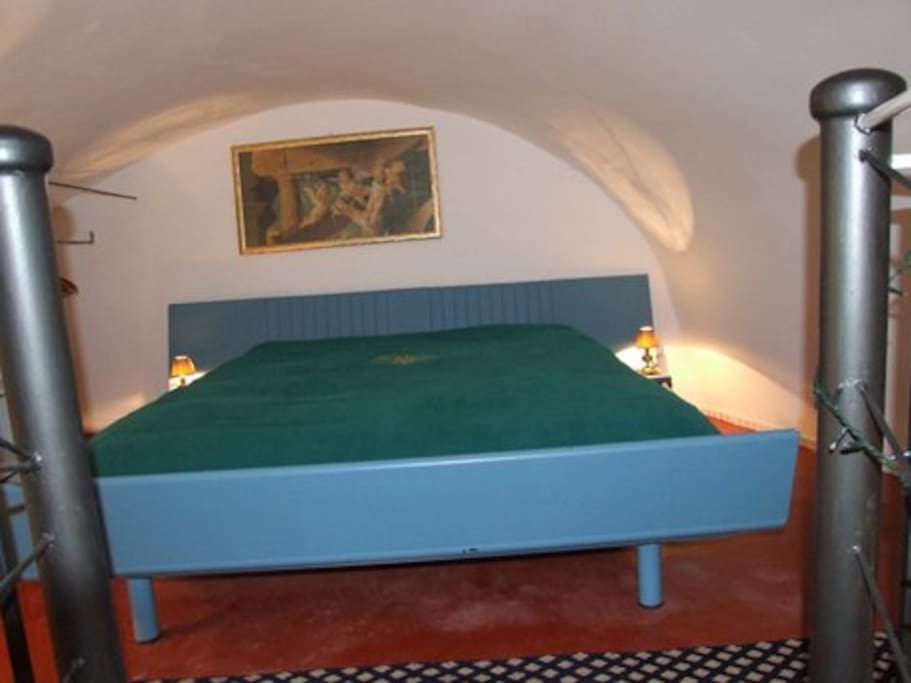 il letto ,maxi con materasso ortopedico,ha lo schienale morbido per l'appoggio autoretraibile .comodo ed ampio ,in un'alcova più unica che rara,della volta ad architettura a botte.