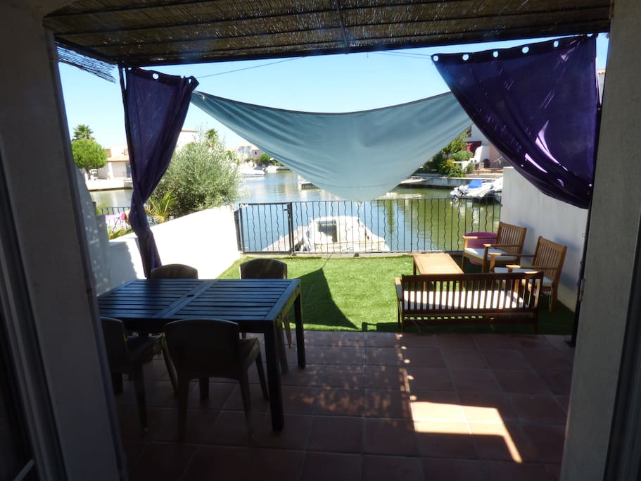 Terrasse avec vue sur le canal